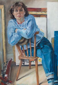 Ulla, Portrait im Atelier auf Stuhl sitzend gemalt auf Leinwand