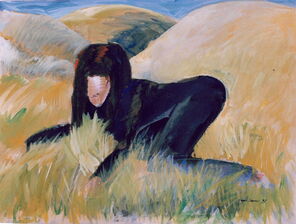 Landschaft mit viel Gras und Frau